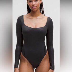 183.Lululemon Wundermost Long-Sleeve Bodysuit *Shine
Luxe Shine Foil Print Black